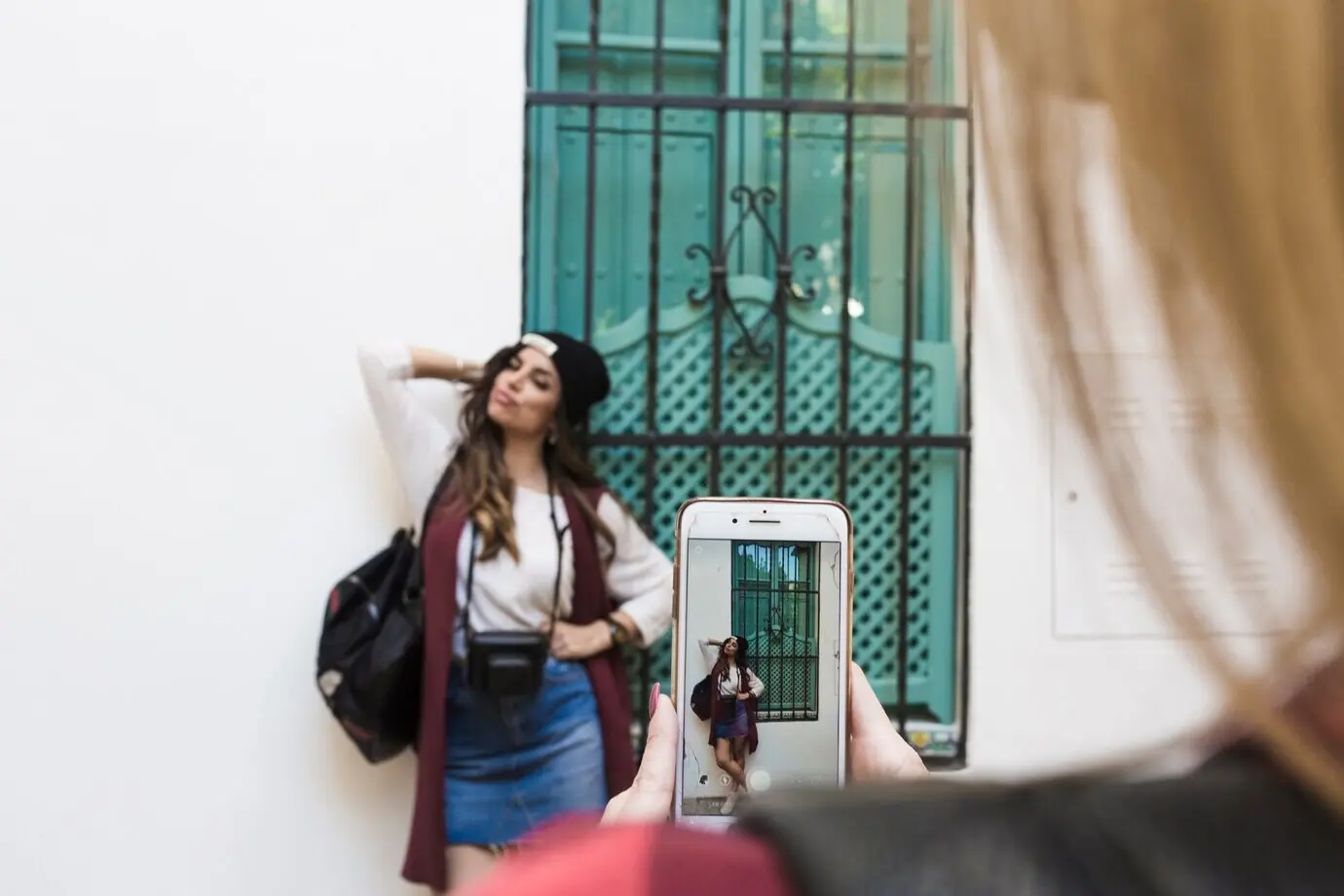 Обрезанный кадр с женщиной, фотографирующей друга.