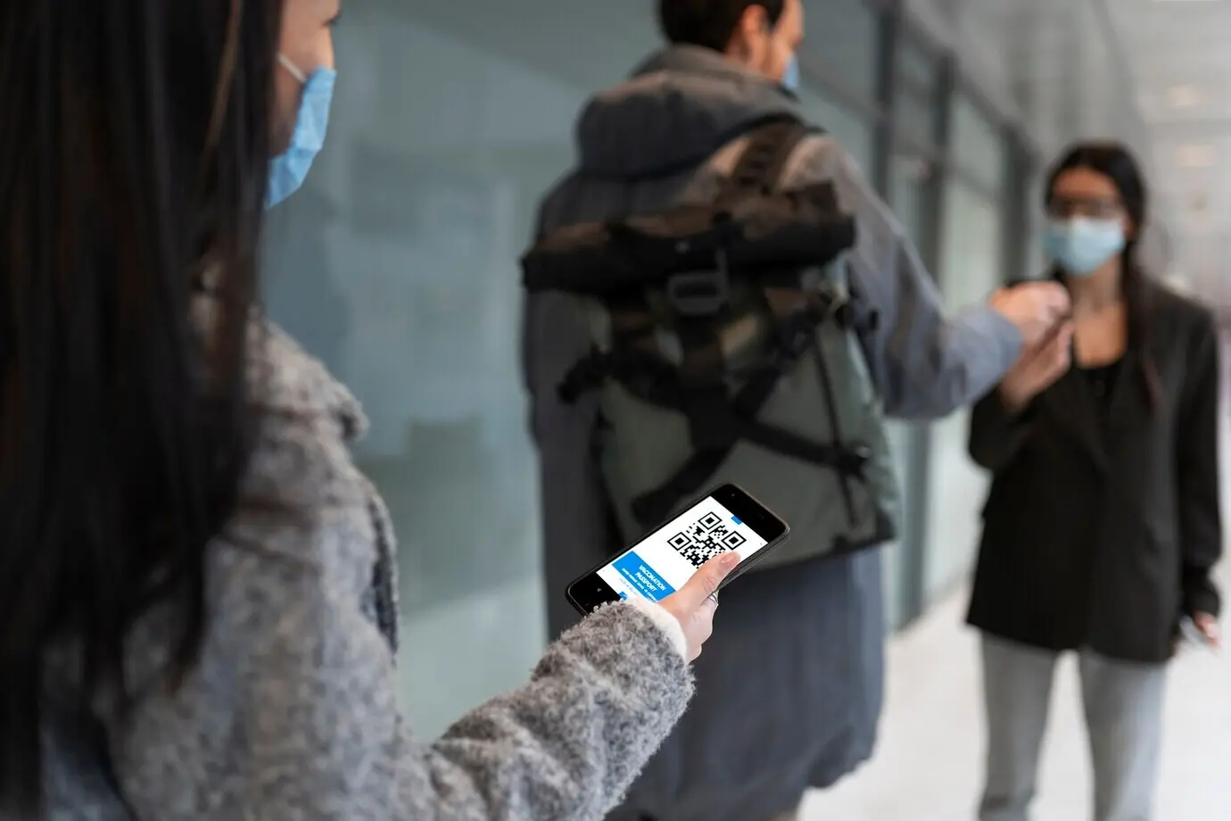 Люди, путешествующие с паспортом вакцинации