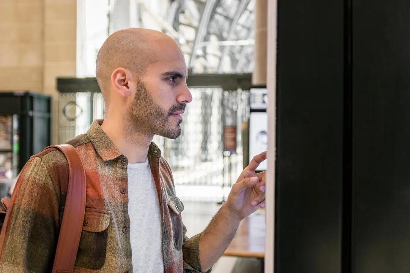 Портрет красивого мужчины, путешествующего